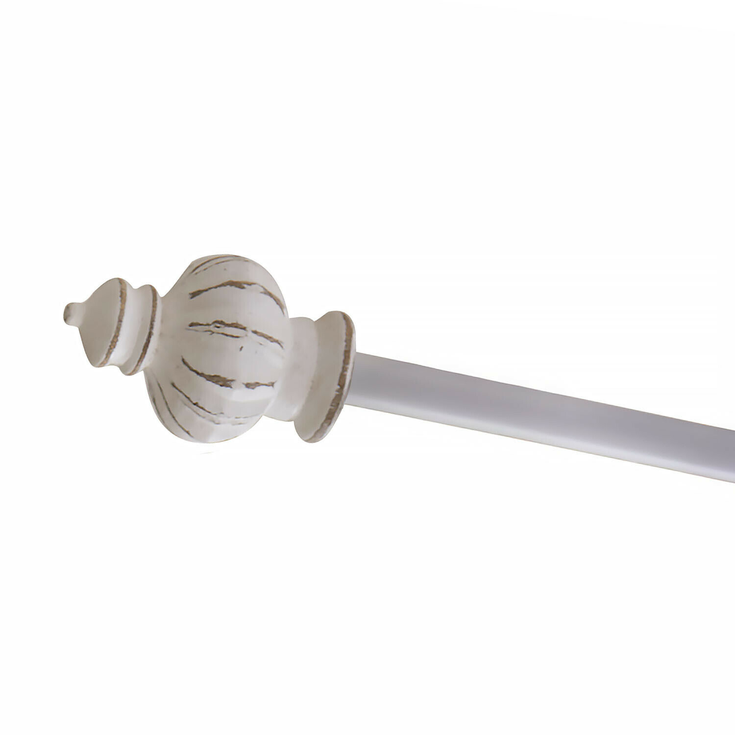 Bílá kovová garnýž s dekorativním postaršeným zakončením pro závěsy v interiéru