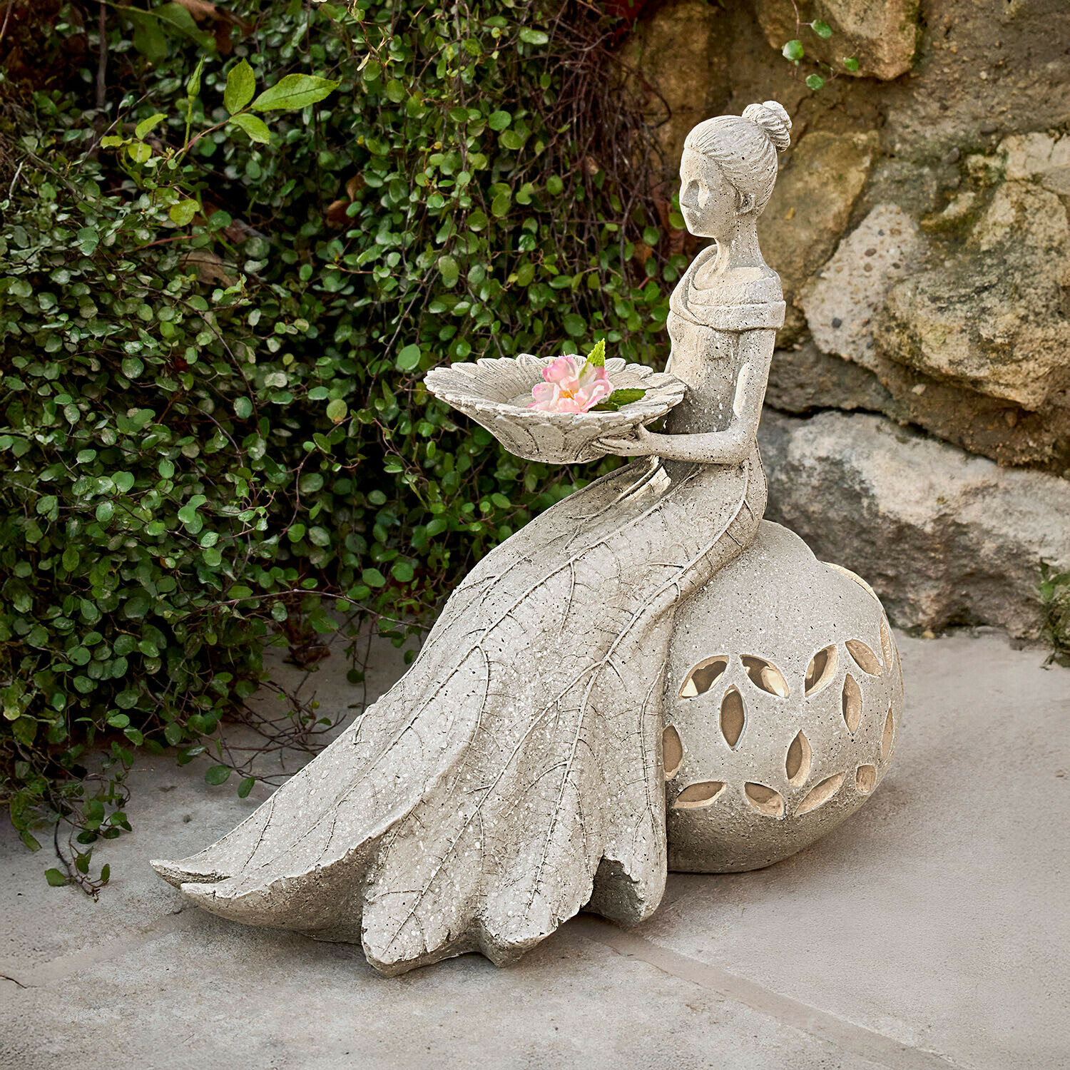 Zahradní socha ženy ze šedého kamene držící misku s květinami, dekorace na terasu