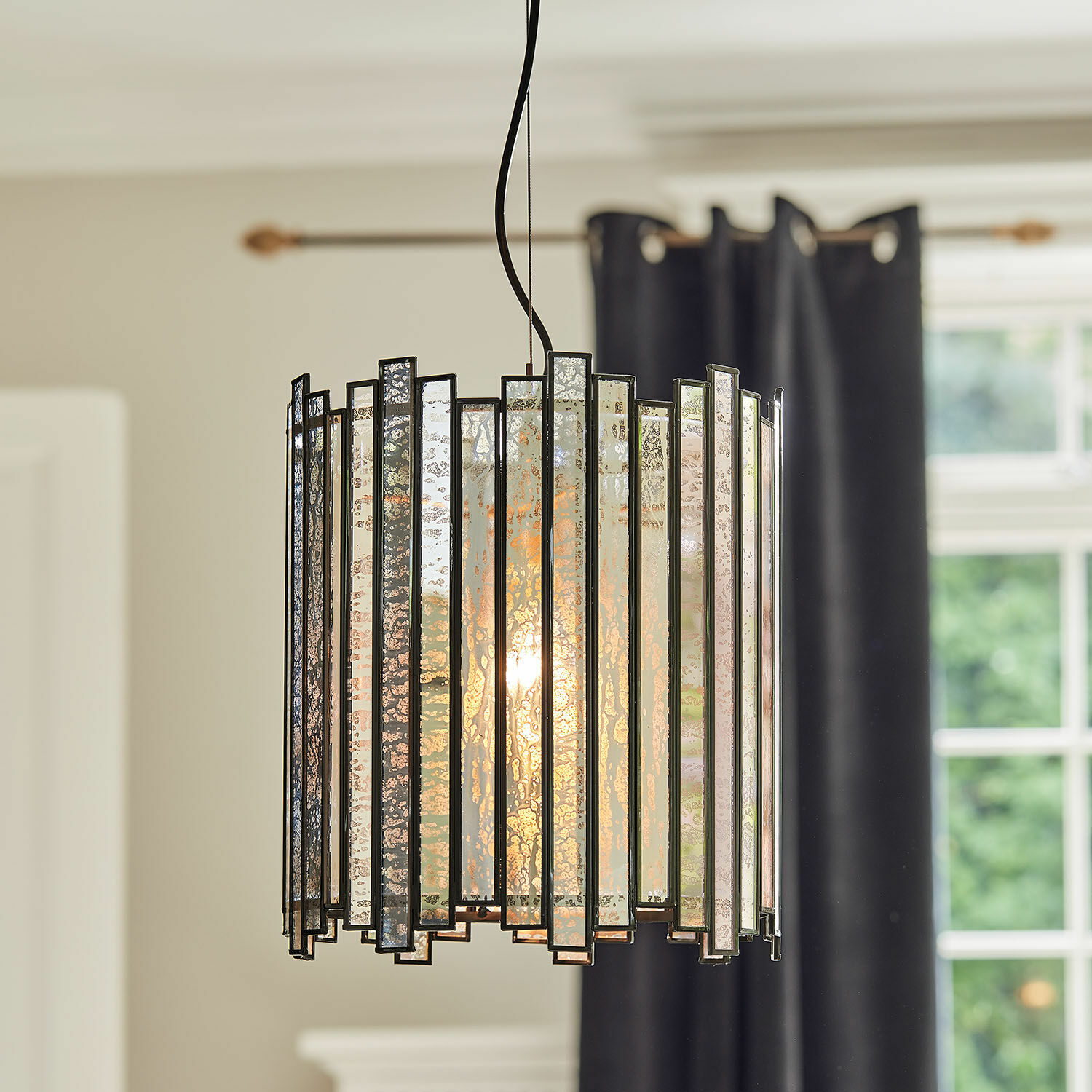 Závěsné svítidlo Thévigny Závěsná lampa s kovovými a skleněnými panely ve vintage stylu, dekorativní stropní svítidlo do obýváku