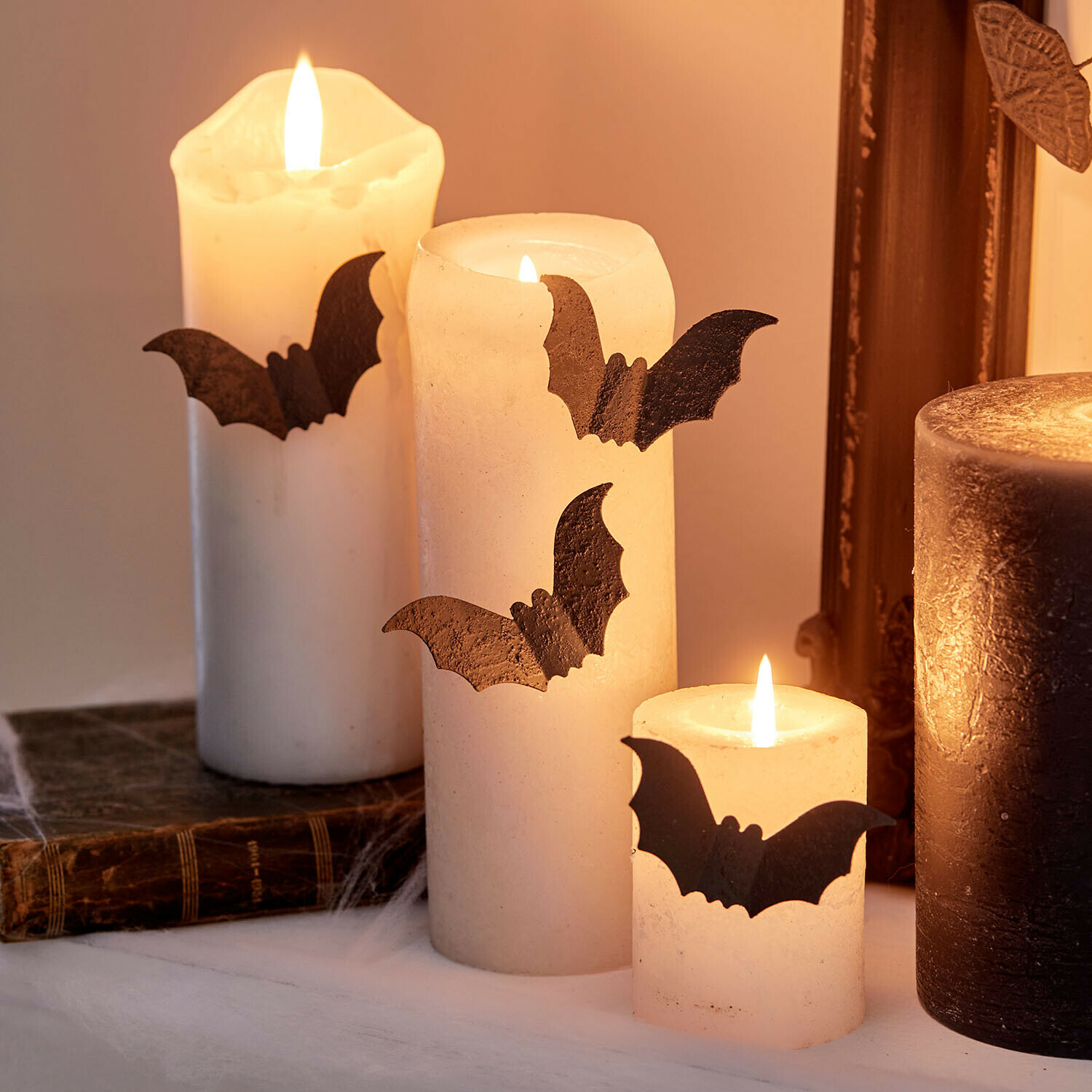 Ozdobné špendlíky, 4dílná sada Brynnach Bílé svíčky s černými netopýřími ozdobami pro halloweenskou výzdobu interiéru