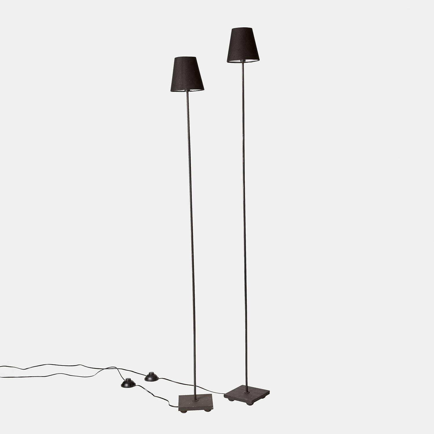 černá Sada dvou černých stojacích lamp Tacoma s kovovým podstavcem a stínidlem, moderní osvětlení obývacího pokoje