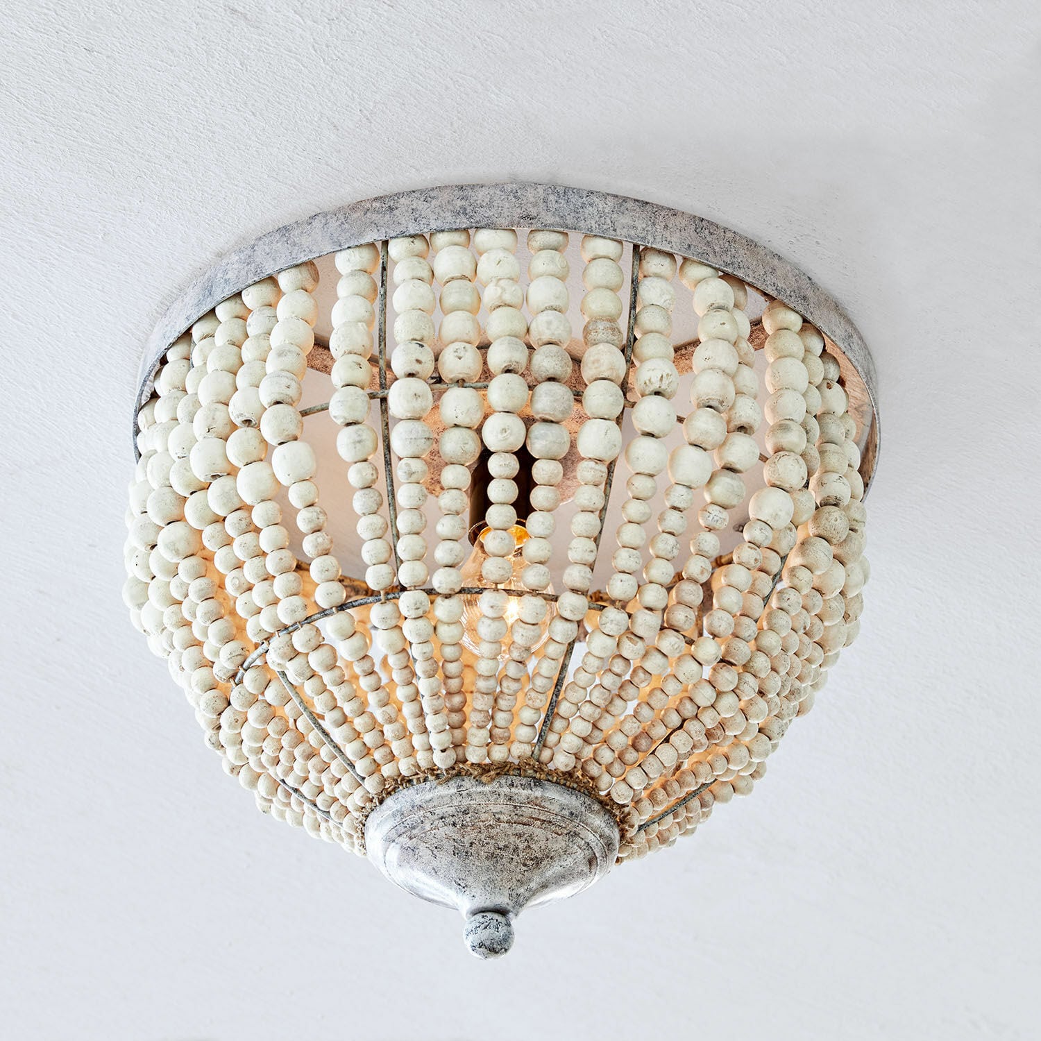 Stropní svítidlo Antereen Stropní lampa z bílých dřevěných korálků a kovu ve vintage stylu pro elegantní interiér