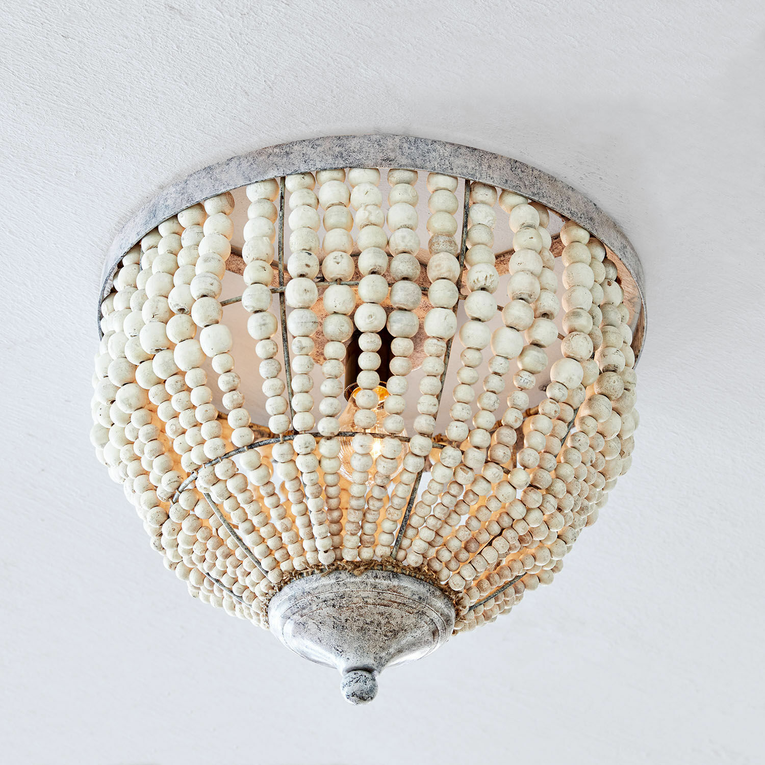 Stropní svítidlo Antereen Stropní lampa z bílých dřevěných korálků a kovu ve vintage stylu pro elegantní interiér
