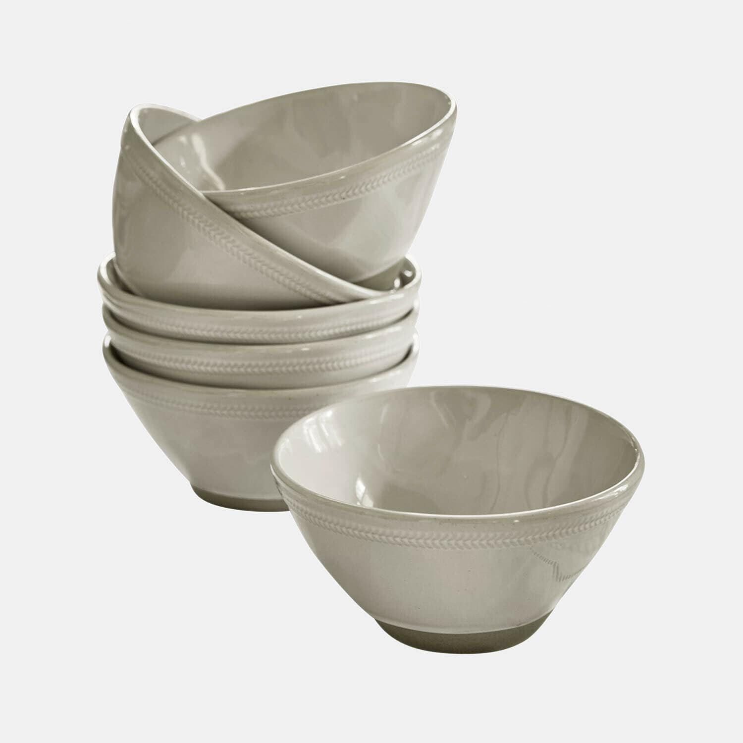 Sada šesti krémových keramických misek s jemným vzorem na okraji, vhodných na podávání polévek