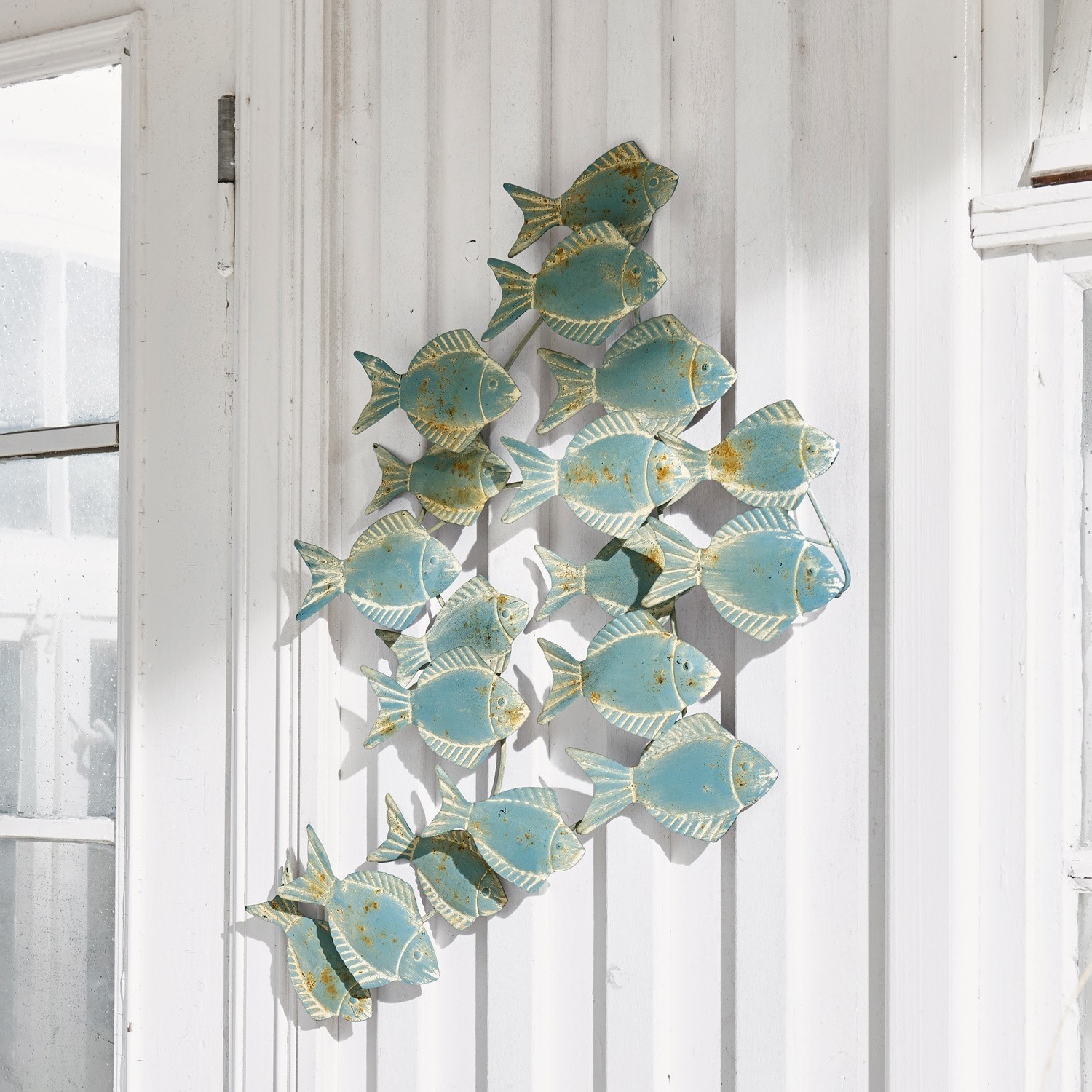 Nástěnný ornament Pesce Nástěnná dekorace z modrých kovových ryb s patinou ve tvaru hejna, námořní styl