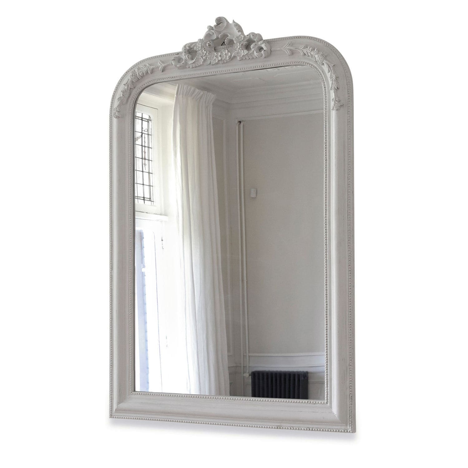Zrcadlo Aubais Bílé nástěnné zrcadlo s ozdobným dřevěným rámem ve vintage stylu pro interiérový design