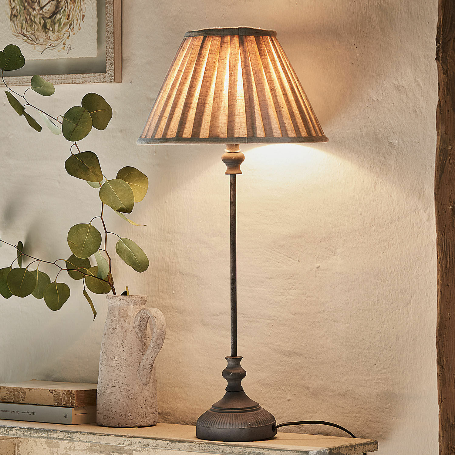 Stolní lampa Ponsardin Stolní lampa s kovovým podstavcem a béžovým stínidlem, vintage dekorace interiéru