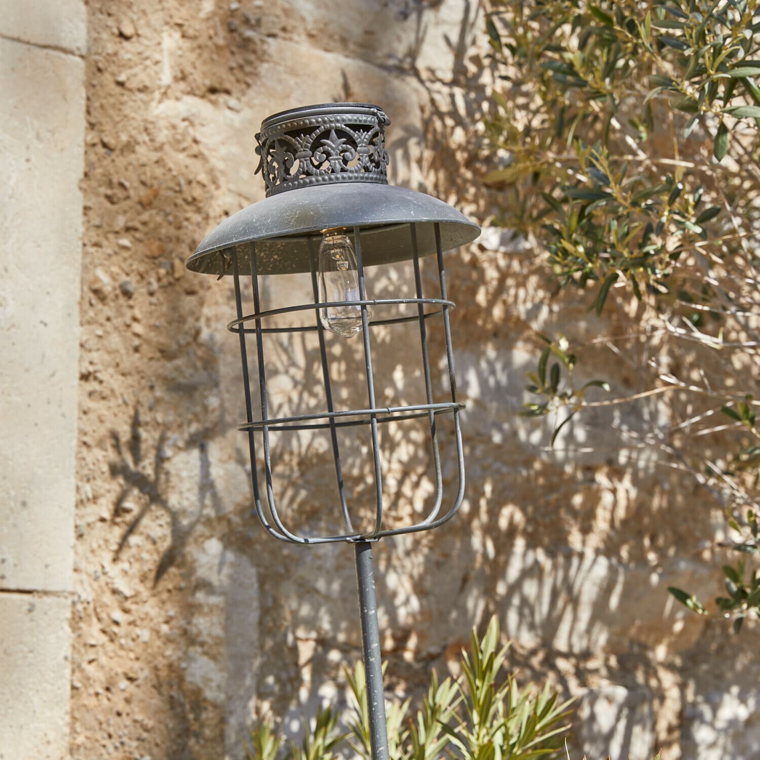 Solární lucerna Nistos Zahradní kovová lampa ve vintage stylu s černým stínidlem a ozdobným vzorem na kamenné zdi