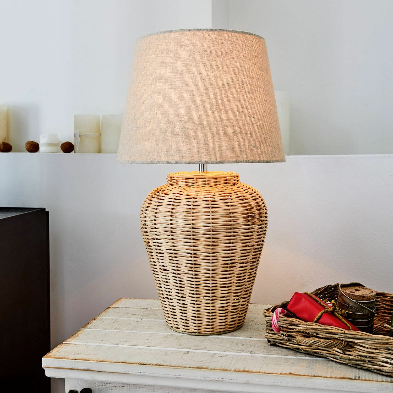 Stolní lampa Ernée Stolní lampa z proutí s béžovým stínidlem na dřevěném stole, interiérová dekorace