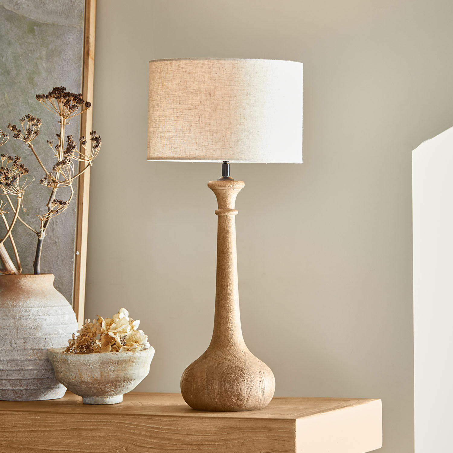 Stolní lampa Andrées Stolní lampa s dřevěnou základnou a béžovým stínidlem, přírodní dekorace interiéru