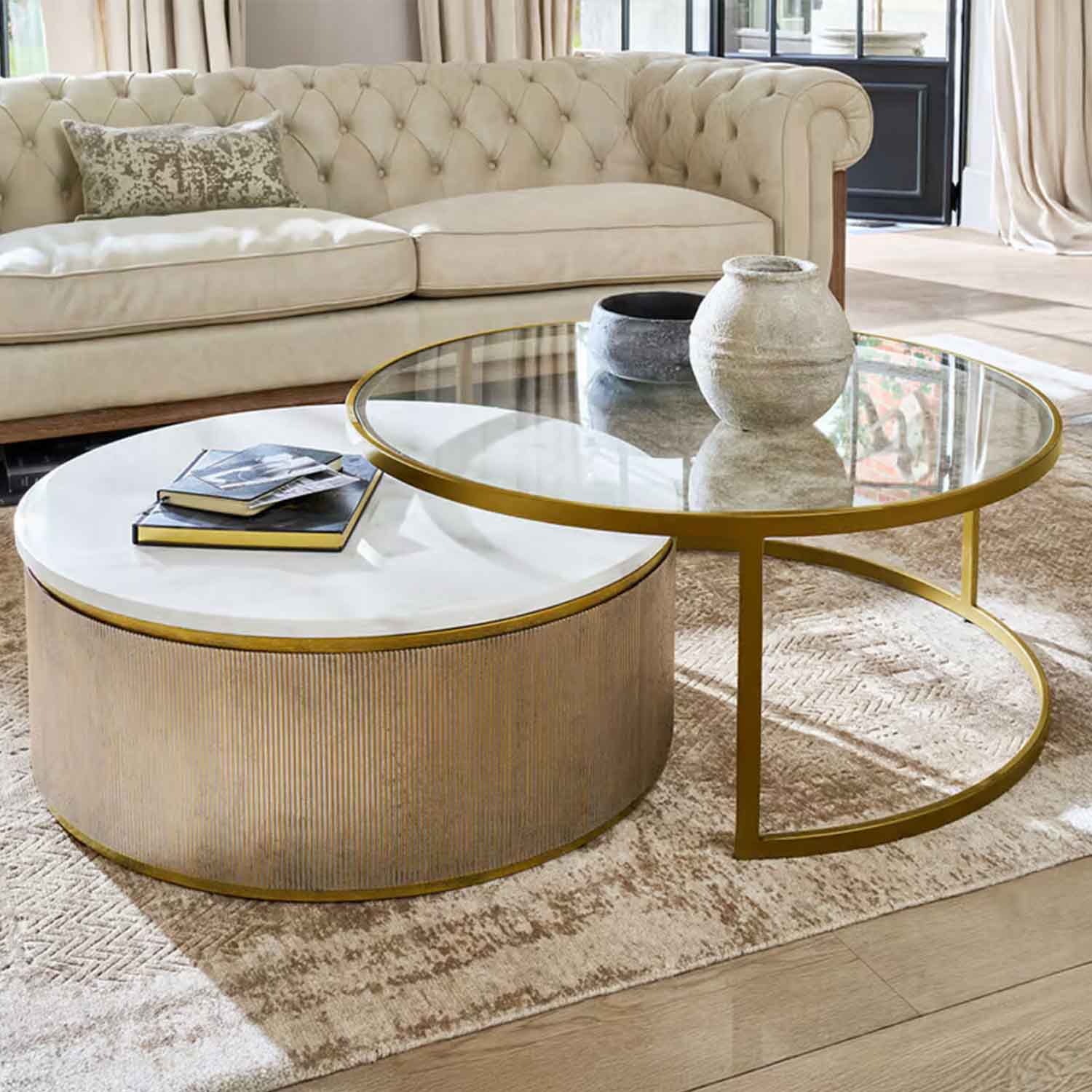 Sada dvou konferenčních stolků s bílou mramorovou a skleněnou deskou se zlatým rámem v obývacím pokoji