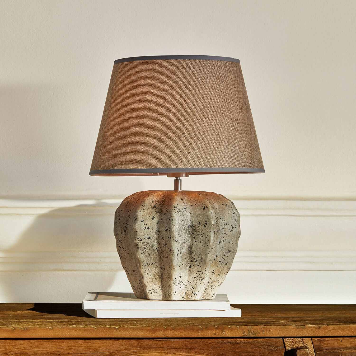 Stolní lampa s kamenným podstavcem a hnědým stínidlem, dekorativní osvětlení do obýváku