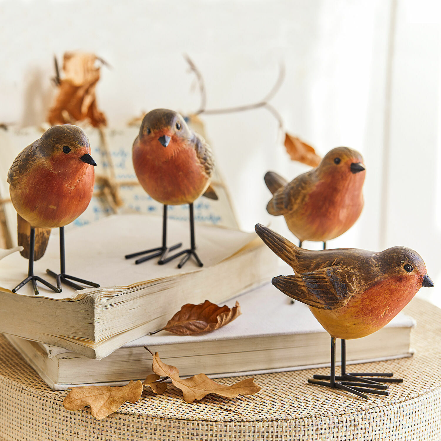 Ptáčci, 4dílná sada Siblings Dekorativní dřevěné figurky ptáků v teplých barvách na knihách, interiérová dekorace