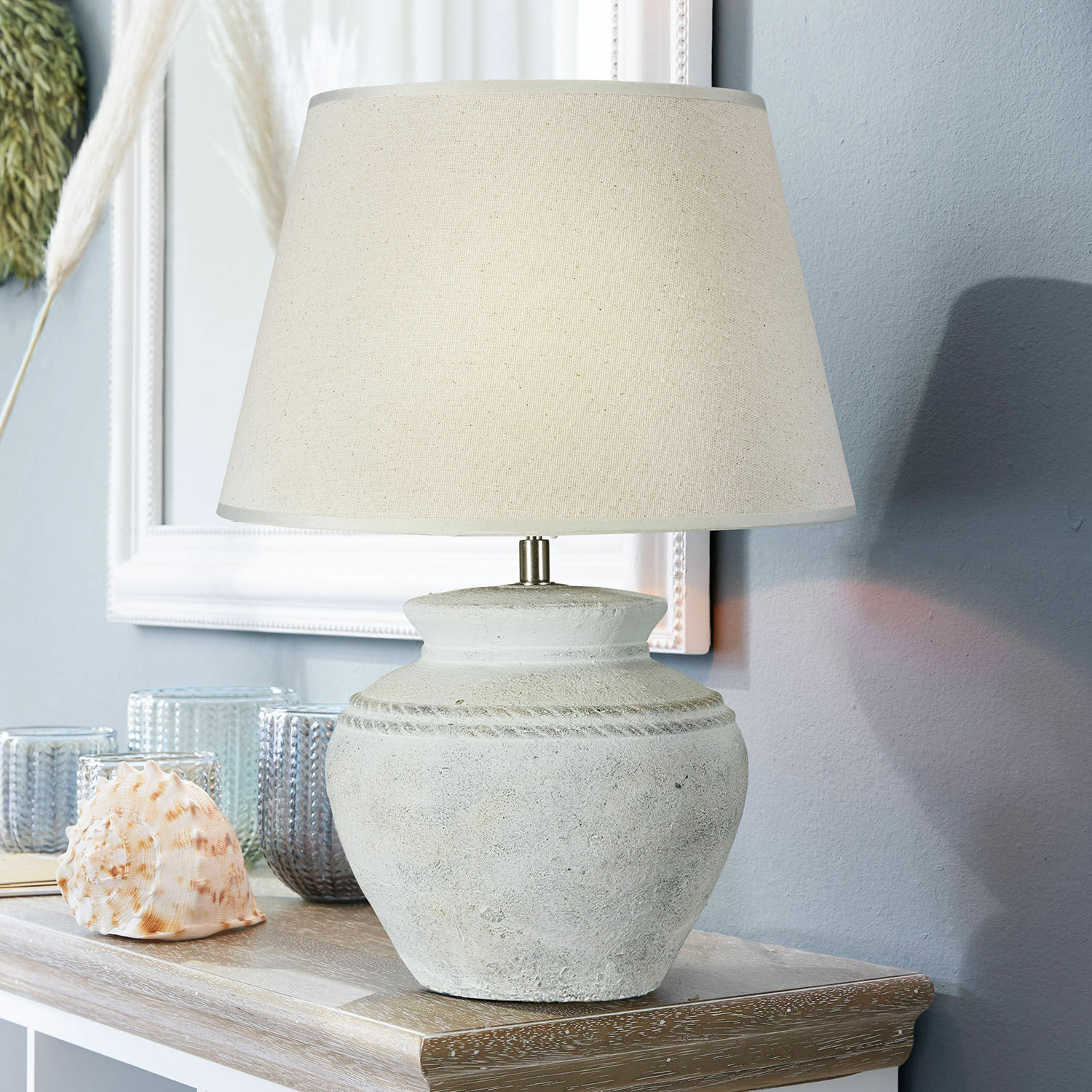 Stolní lampa Cleveland Stolní lampa s béžovým stínidlem a šedou keramickou základnou na dřevěném stole