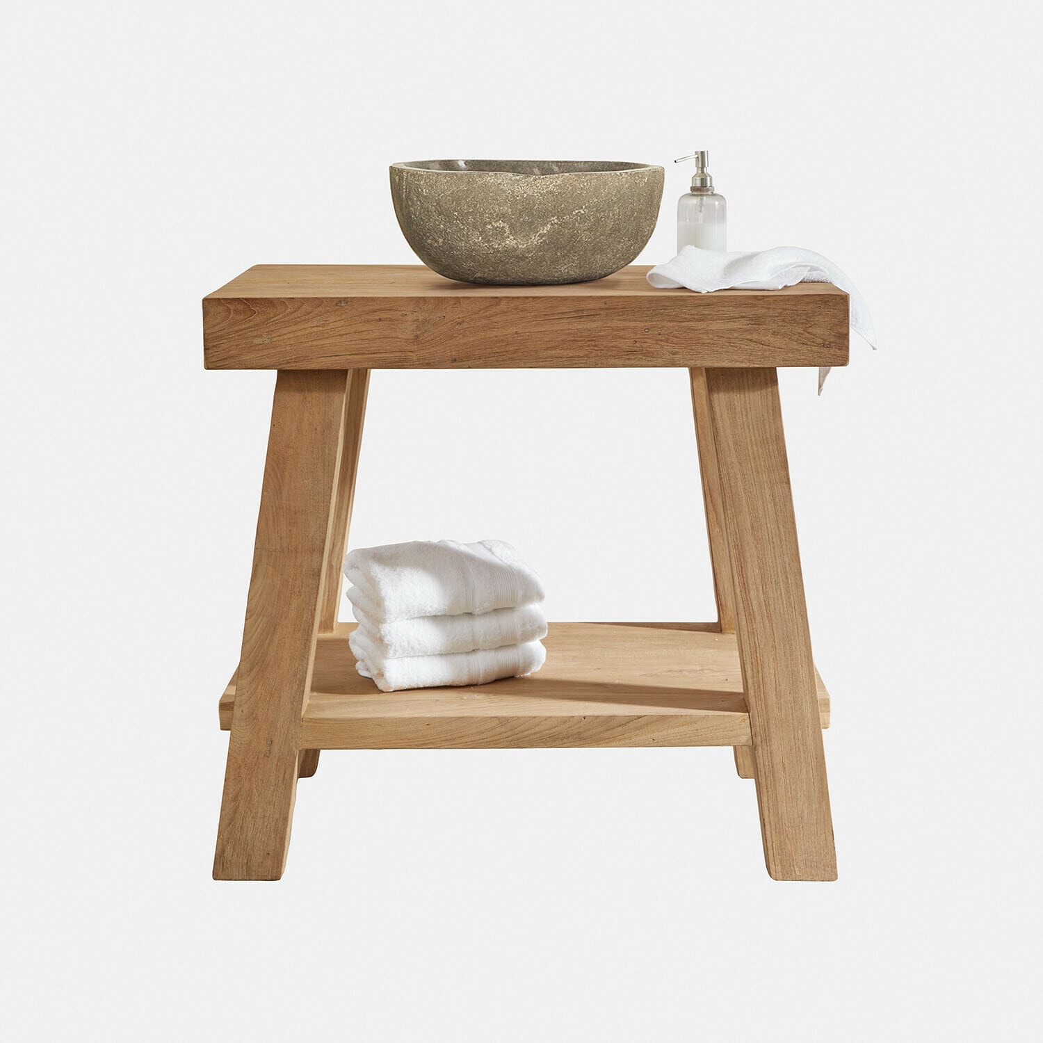 Dřevěná koupelnová lavice s kamenným umyvadlem a bílými ručníky, přírodní materiály