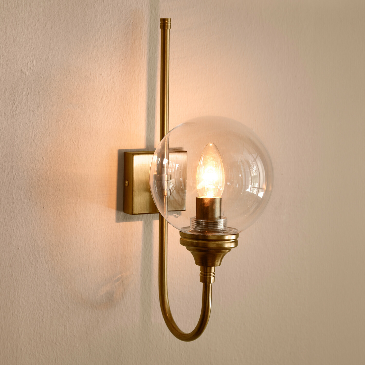 Nástěnná lampa Anthé Nástěnné svítidlo z mosazi s průhlednou skleněnou koulí a teplým LED světlem do obýváku