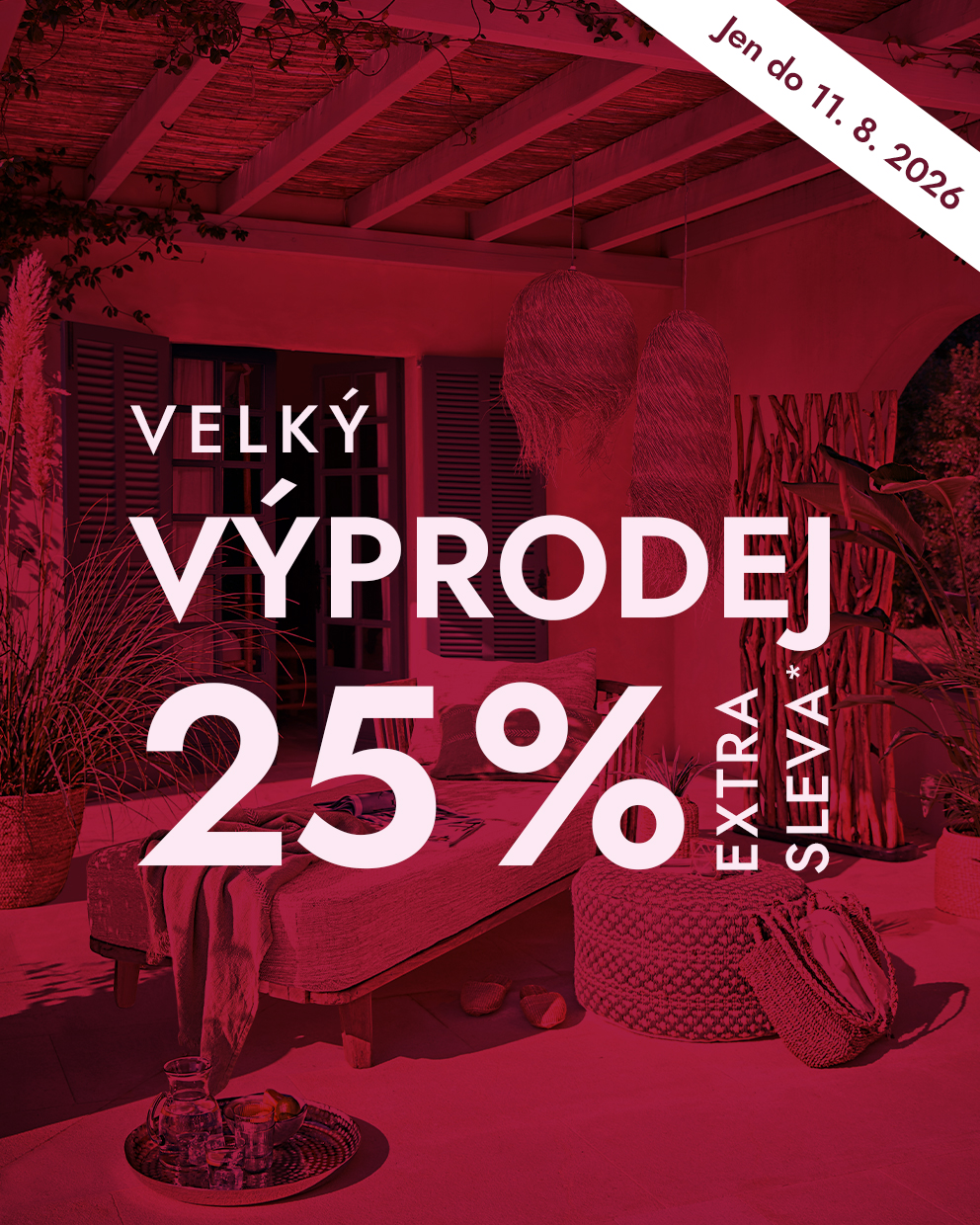 Pohodlná terasa s nábytkem z přírodních materiálů a rostlinami, sleva 25 %