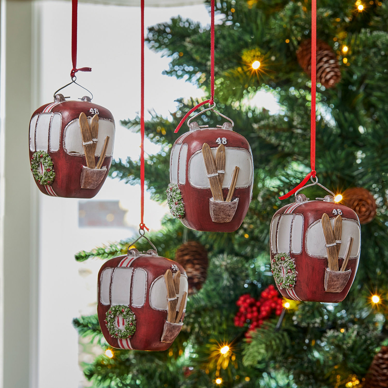 Závěsné ozdoby, 4dílná sada Barnes Červené vánoční ozdoby ve tvaru lanovek se zimními lyžemi a věncem na zeleném vánočním stromku
