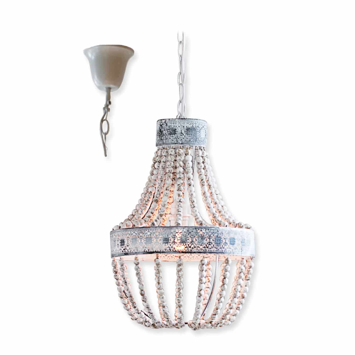 Závěsná lampa Valcourt Závěsná lampa z bílých dřevěných korálků s kovovým vintage prvkem pro interiérové osvětlení