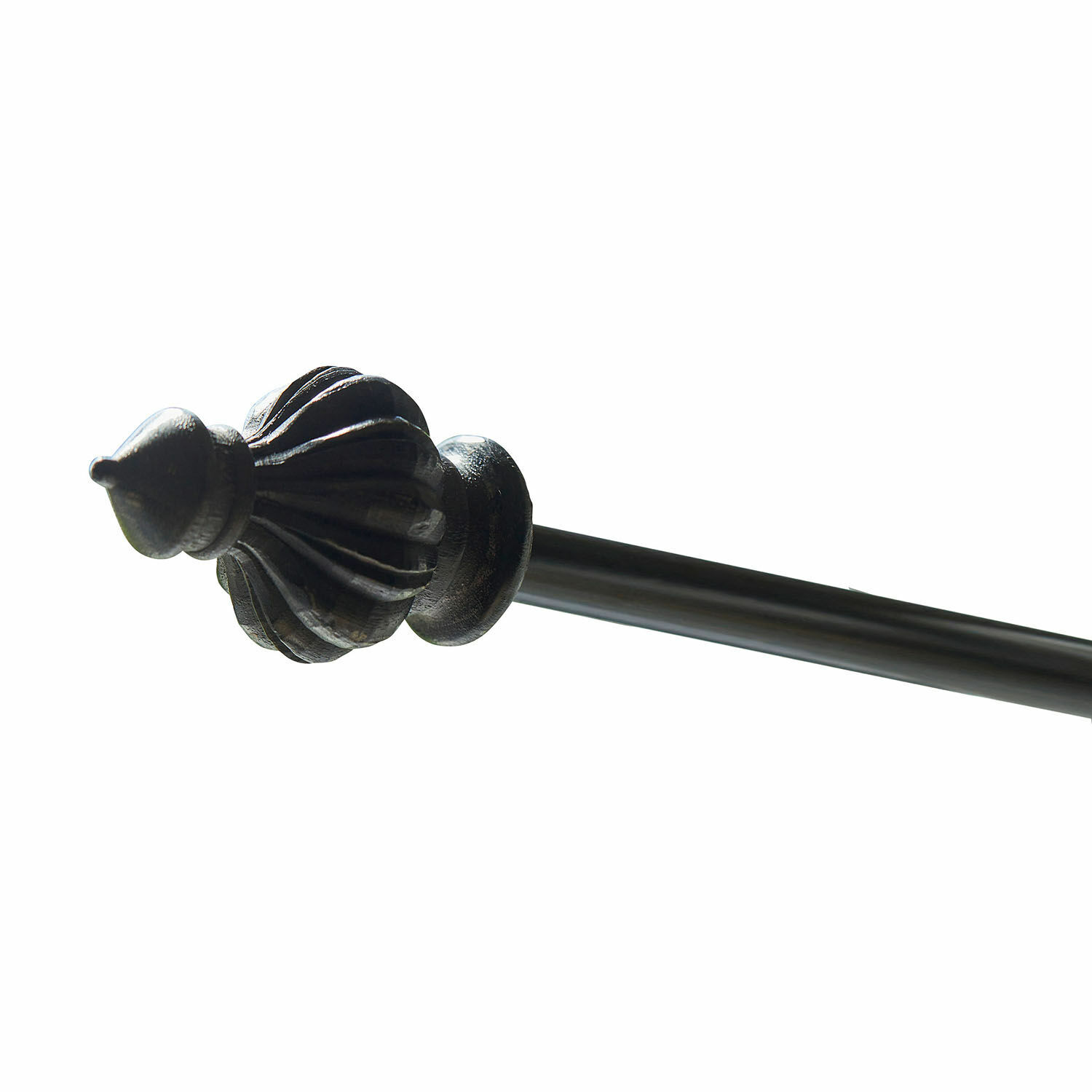 Antik černá kovová garnýž s ozdobným zakončením v elegantním vintage stylu