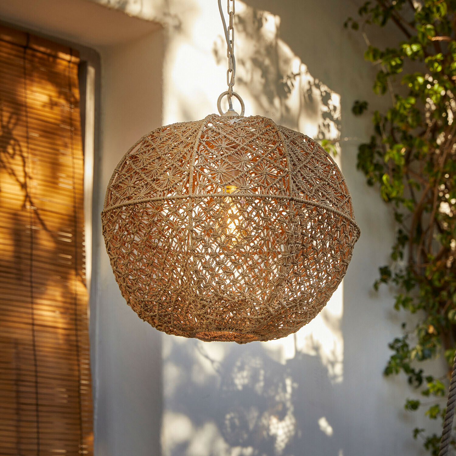 Kulaté závěsné světlo z přírodního pleteného provazu v béžové barvě pro interiérový design