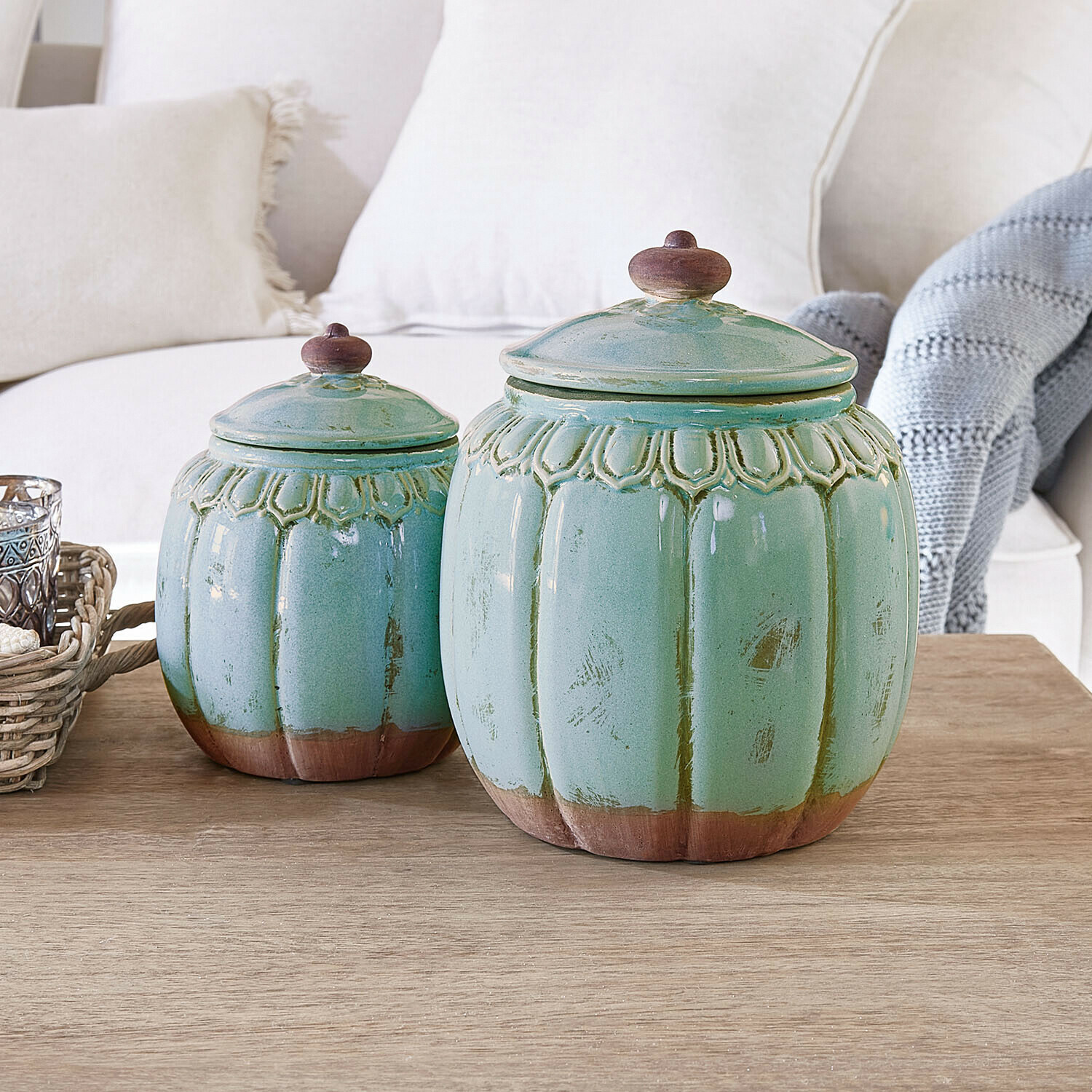 Sada dvou zelených keramických dóz s hnědými detaily na dřevěném stole