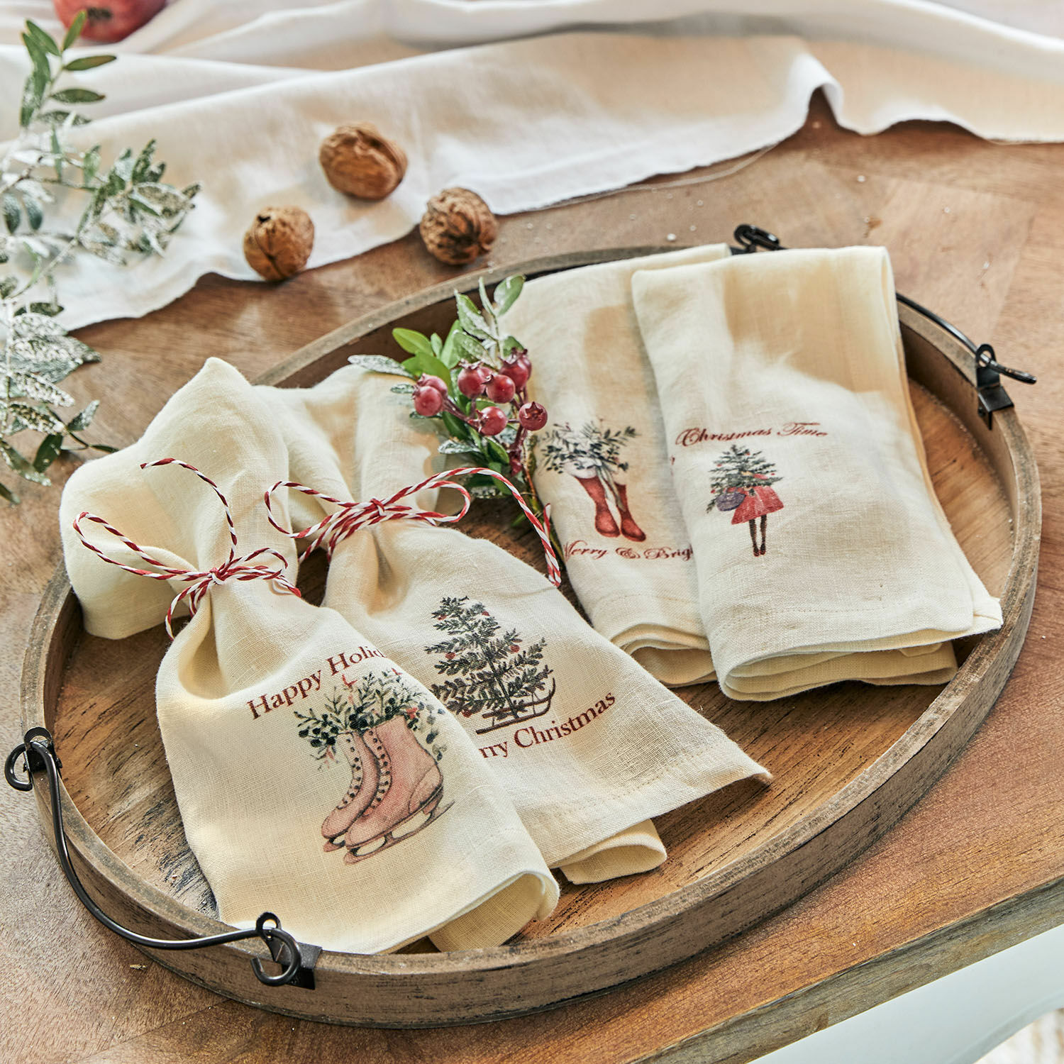 Ubrousky, 4dílná sada Merry & Bright Lněné krémové utěrky s vánočními motivy a červenou šňůrkou na dřevěném podnosu