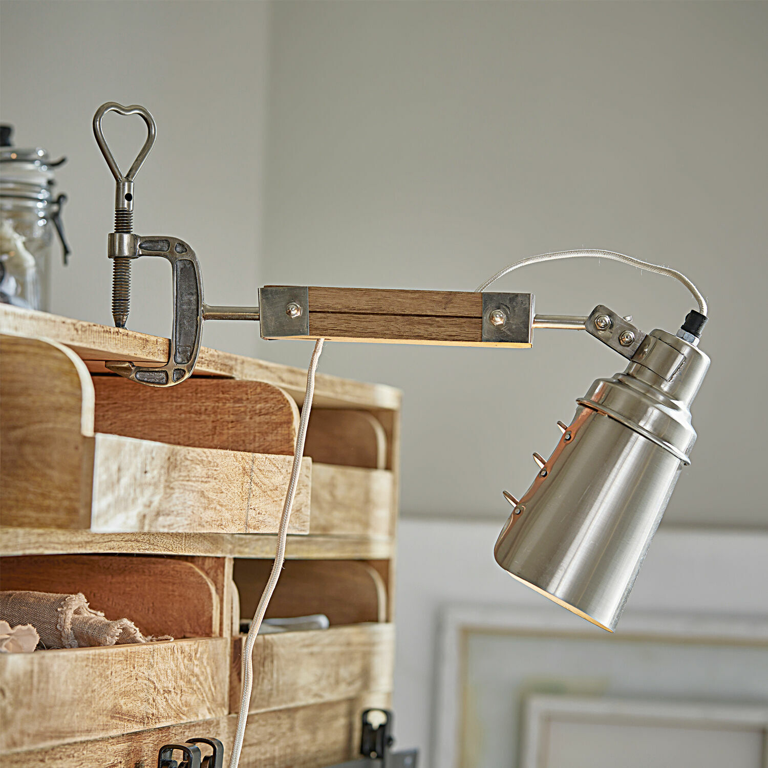 Lampa s klipem Lewiston Kovová lampa s upínacím držákem a dřevěným ramenem ve vintage stylu na nábytek