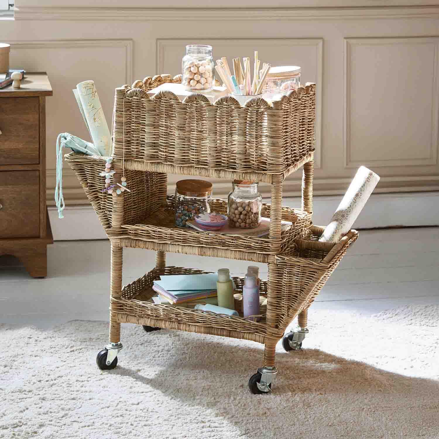 Pojízdný vozík z přírodního ratanu s třemi policemi pro uložení kancelářských potřeb a dekorací