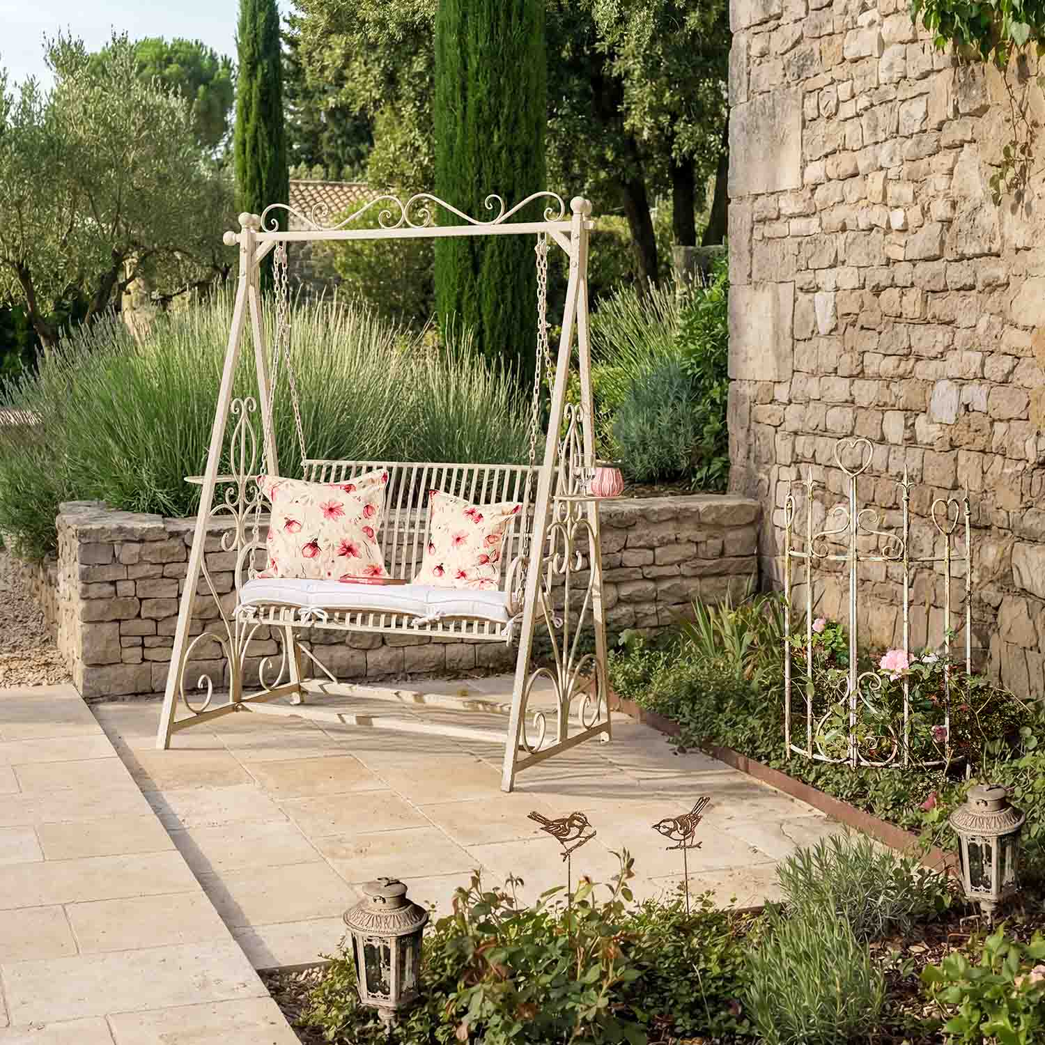 Romantická houpačka v červené a bílé