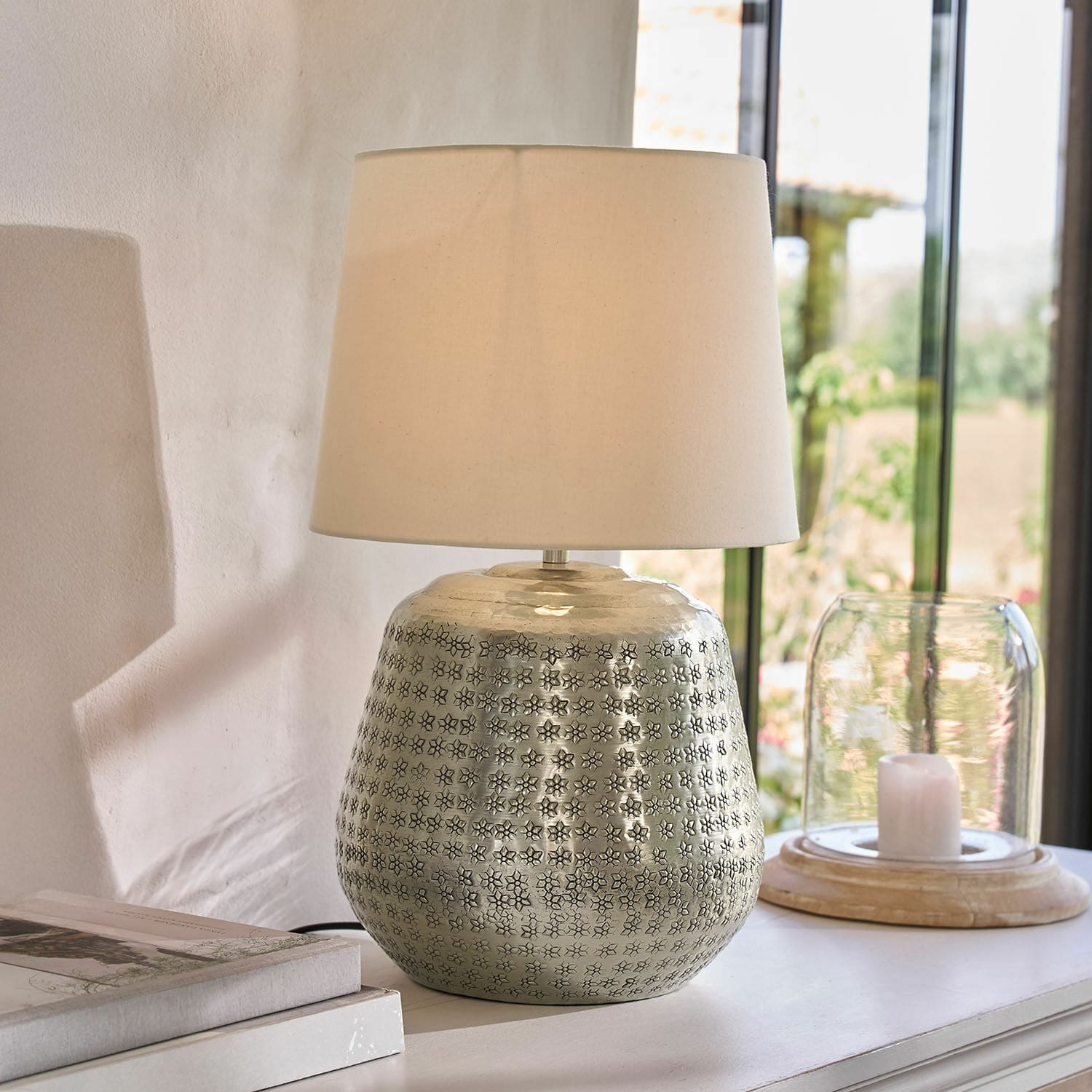 Stolní lampa Blancos Stolní lampa se stříbrnou kovovou základnou s vzorem a krémovým stínidlem, interiérová dekorace