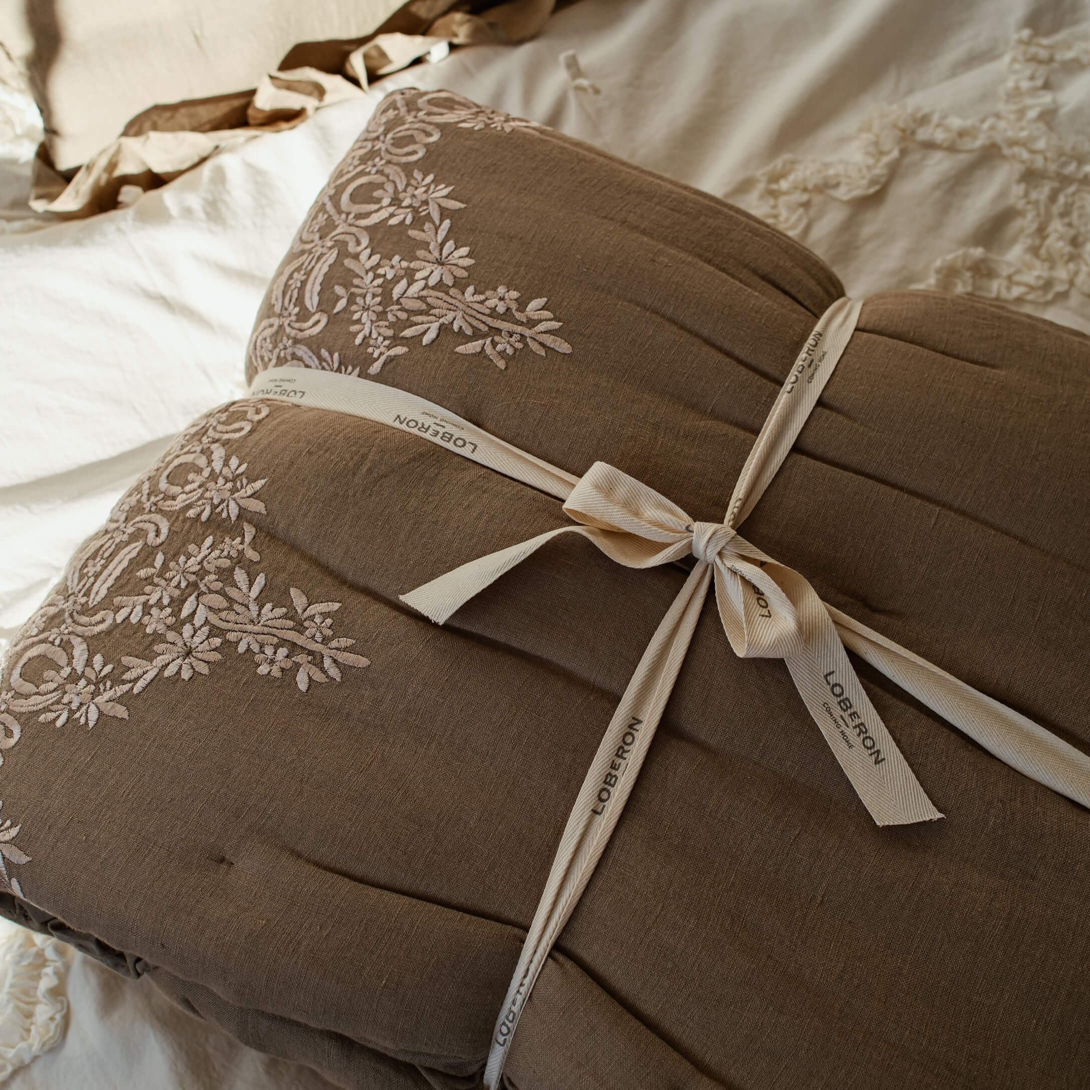 Hnědá prošívaná přikrývka s květinovou výšivkou a bavlněnou stuhou pro dekoraci ložnice