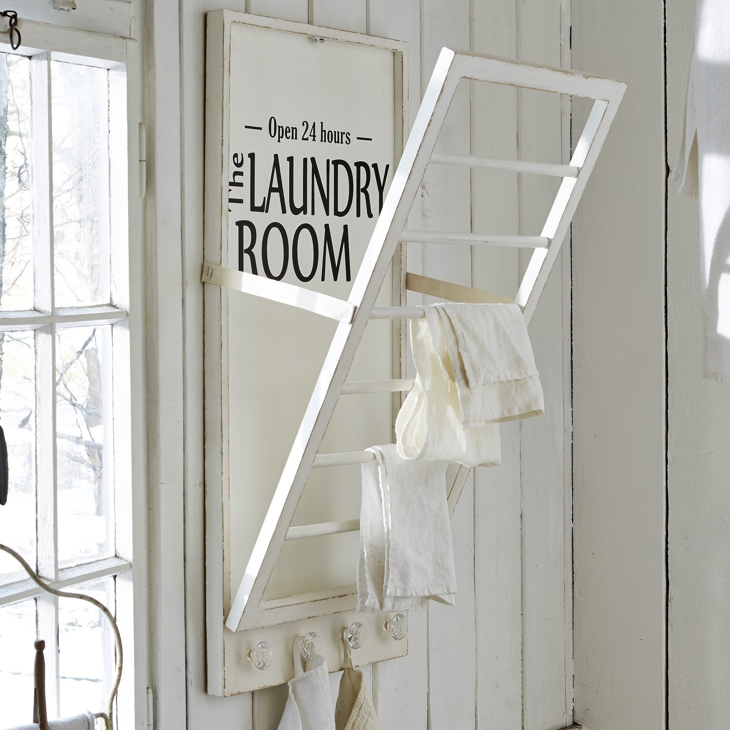 Držák na ručník Laundry Room Bílý dřevěný věšák na ručníky s nápisem Laundry Room do koupelny nebo prádelny