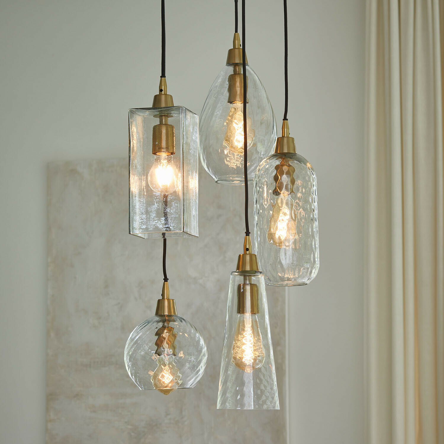 Závěsná lampa Brightmoor Sada pěti závěsných skleněných lamp s mosaznými prvky ve vintage stylu pro interiérové osvětlení