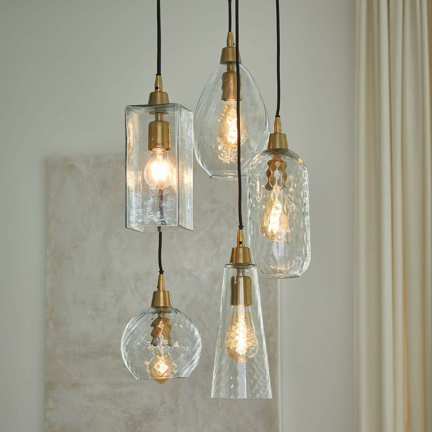 Závěsná lampa Brightmoor Sada pěti závěsných skleněných lamp s mosaznými prvky ve vintage stylu pro interiérové osvětlení