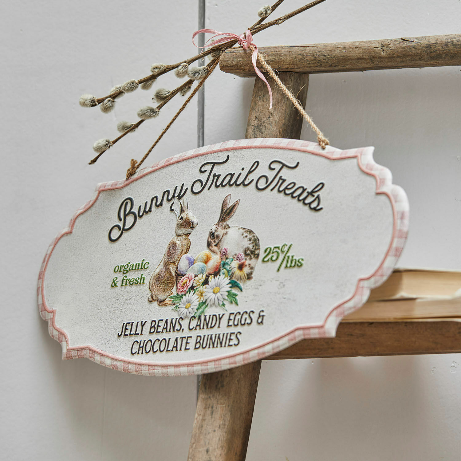 Dekorace – cedulka Bunny Trail Dekorativní cedule Bunny Trail Treats s motivem zajíců a vajíček, rustikální styl do interiéru