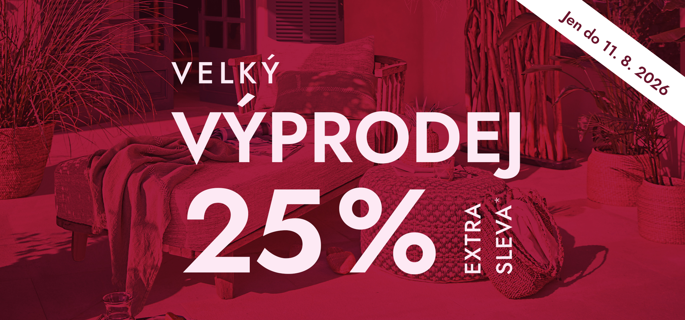 Pohodlný obývací pokoj s dřevěnou lavicí, polštáři a pletenými koši na rostliny, sleva 25%