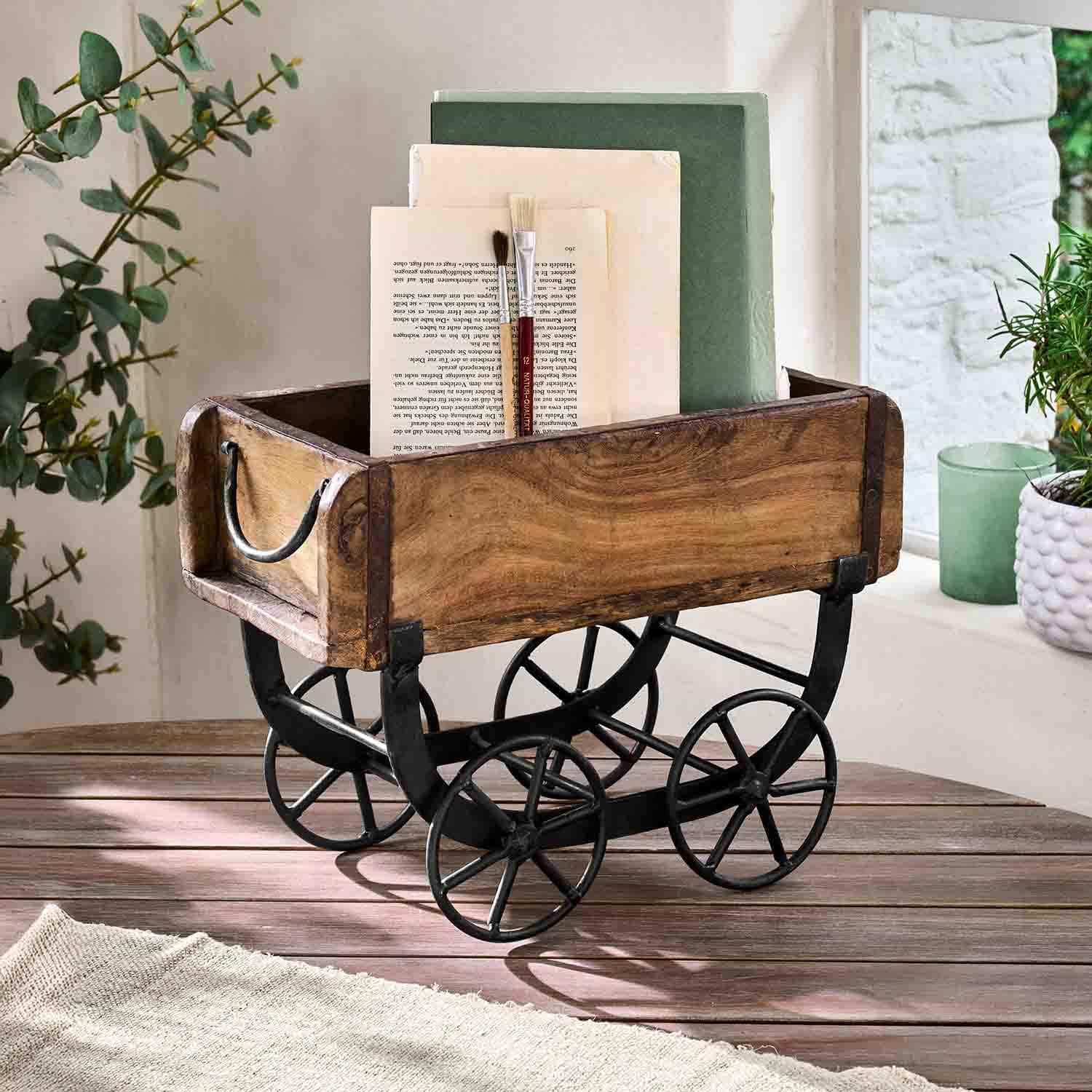 Dřevěná dekorativní bedýnka na kovových kolečkách ve vintage stylu na stůl