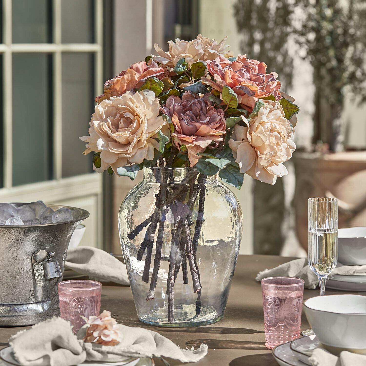 Váza Lunaras Kytice béžových a růžových růží ve skleněné váze na prostřeném stole