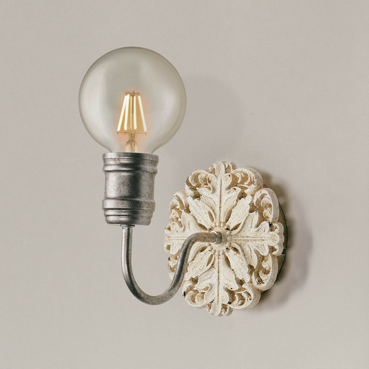 Nástěnná lampa Rosavelle Nástěnné svítidlo s kovovým ramenem a ozdobnou bílou základnou ve vintage stylu, LED osvětlení
