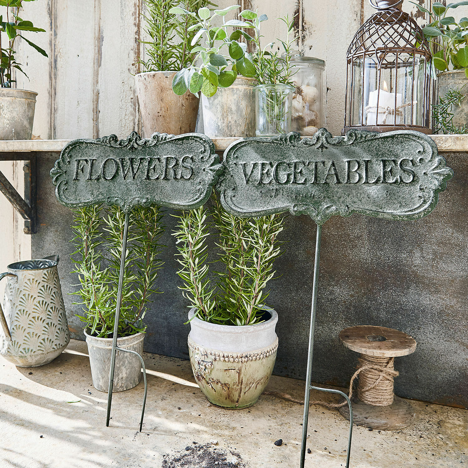 Zahradní zápich, 2dílná sada Flowers & Vegetables Kovové zahradní cedule s nápisy Flowers a Vegetables ve vintage stylu pro označení rostlin