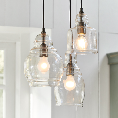 Sada tří závěsných skleněných lamp s kovovými objímkami, moderní interiérové osvětlení
