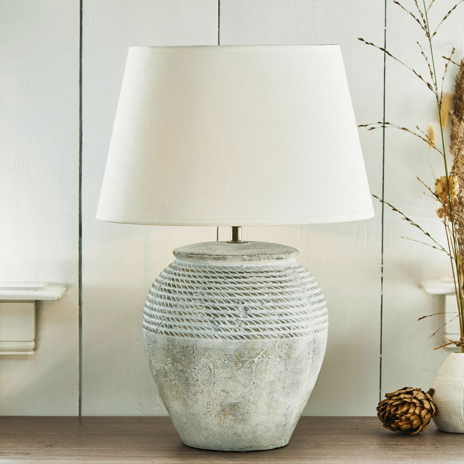 Stolní lampa Brookline Stolní lampa s bílým stínidlem a šedou keramickou základnou s texturou lana