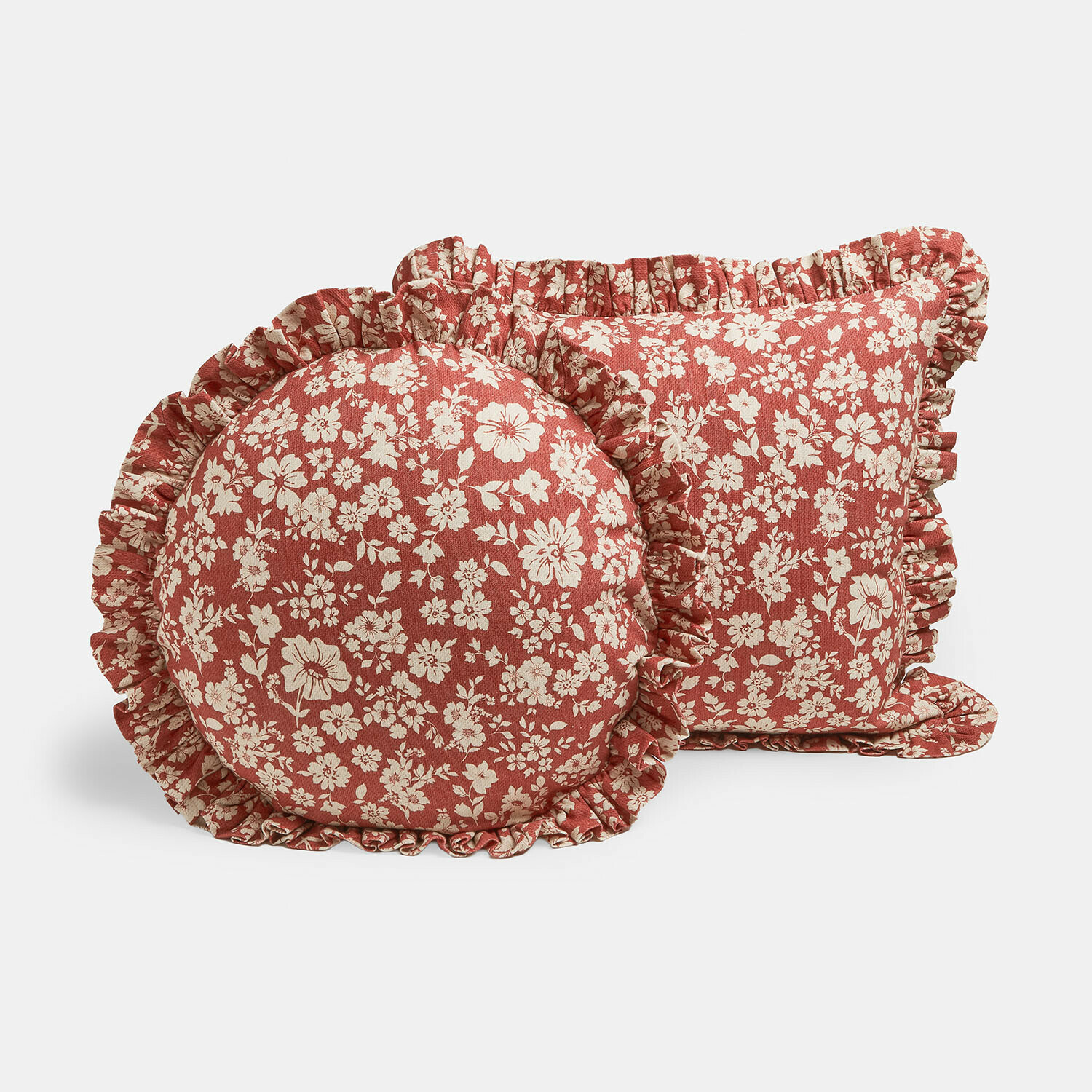 Sada dekorativních bavlněných polštářů v červené barvě s krémovým květinovým vzorem a volánkem
