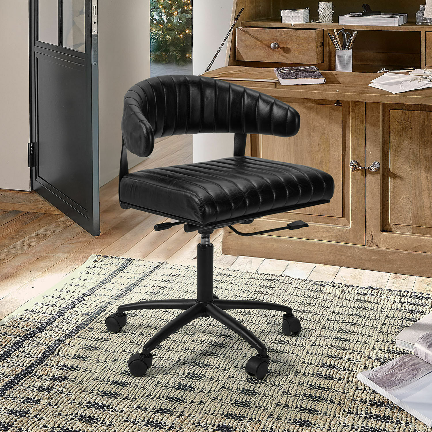 Černá otočná kancelářská židle z prošívané kůže na kolečkách, moderní design do kanceláře