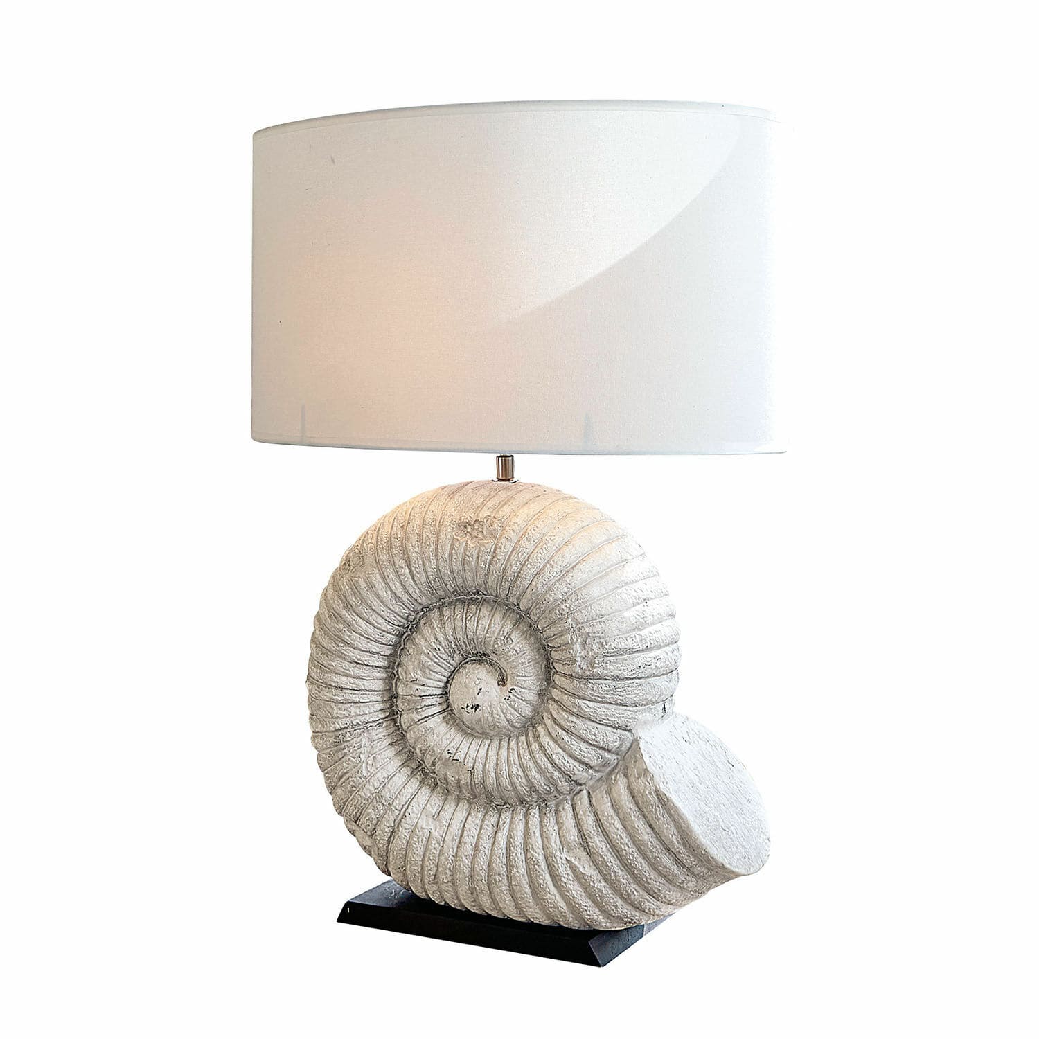 Stolní lampa Korrellin Stolní lampa s bílým textilním stínidlem a kamenem ve tvaru mušle jako podstavcem, dekorativní osvětlení