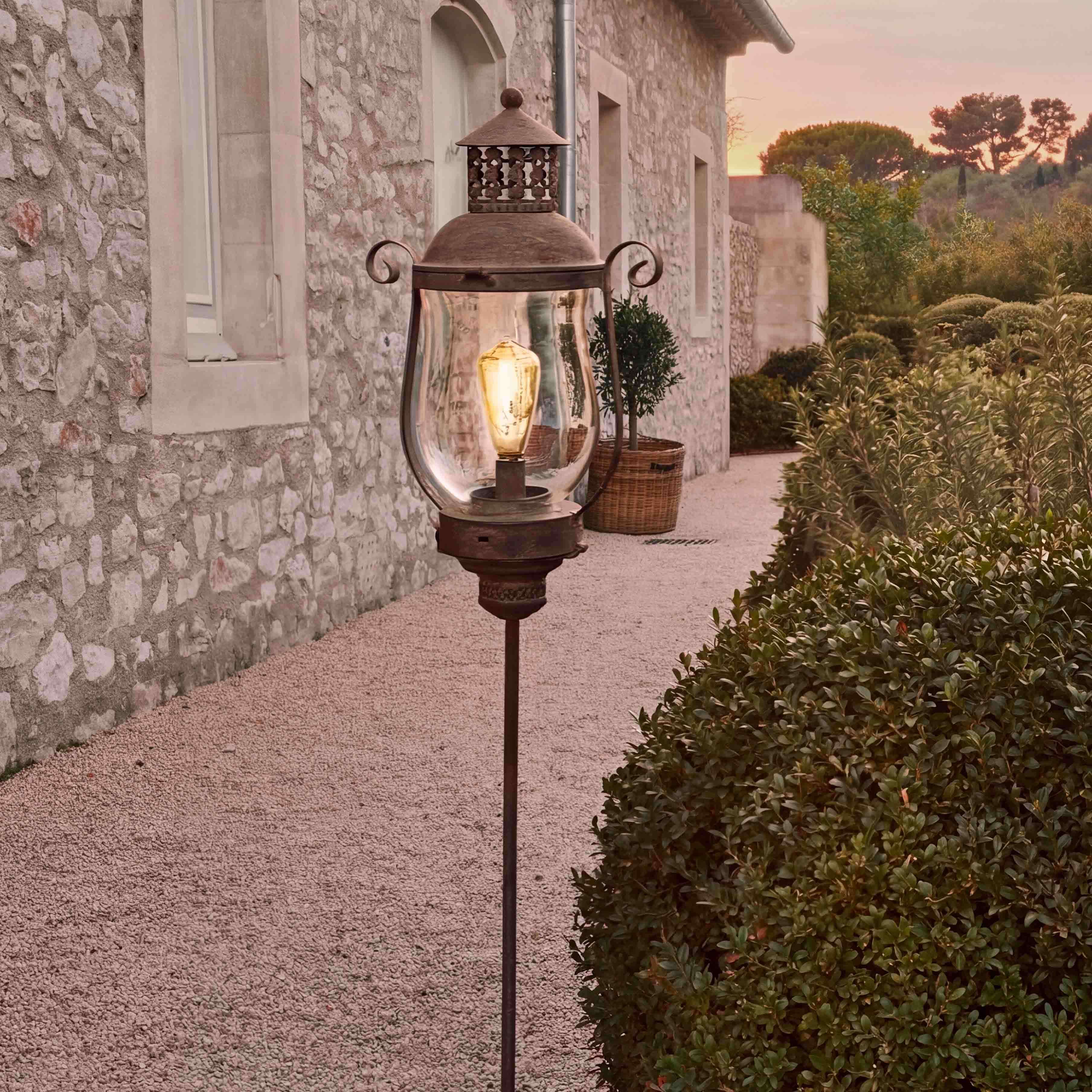 Zahradní lampa z kovu ve vintage stylu s teplým světlem, dekorace zahradní cesty