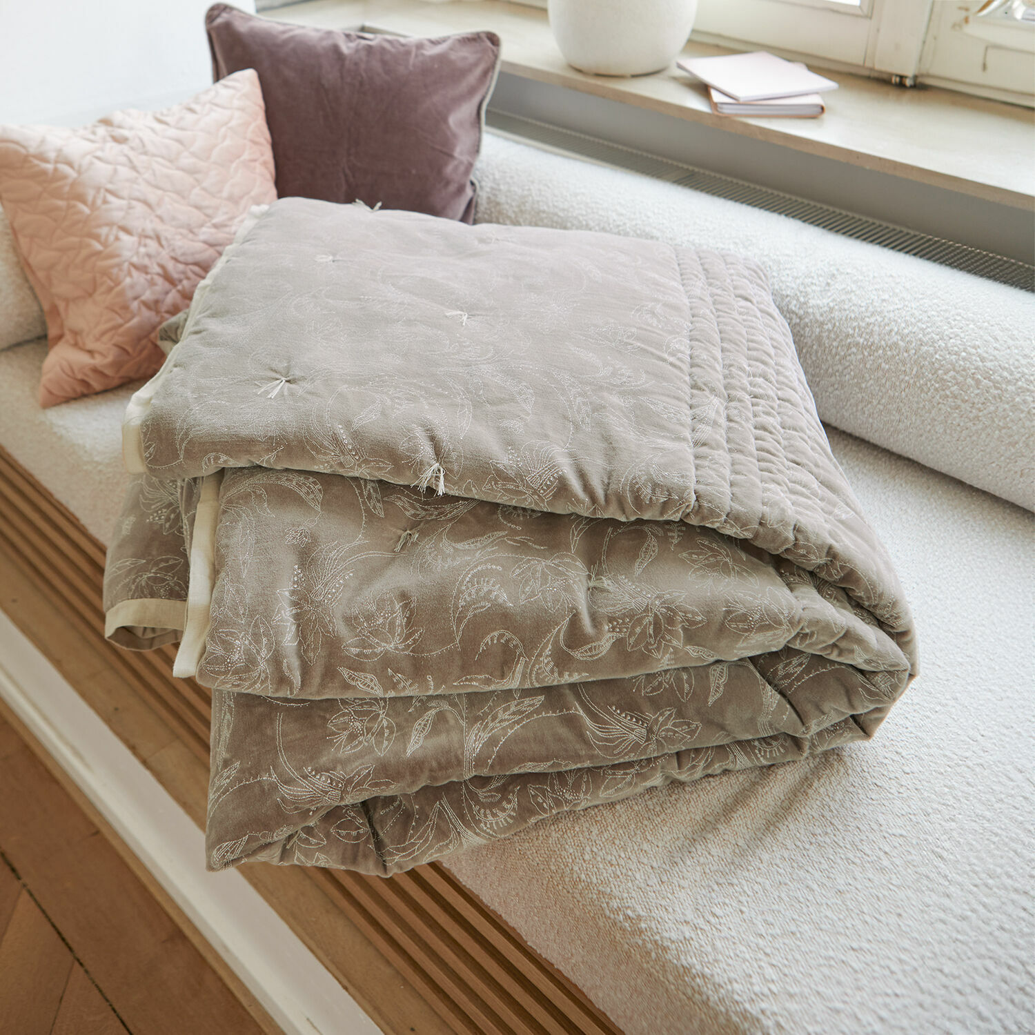 Přehoz Olicianne Béžová prošívaná přikrývka s jemným květinovým vzorem na světlé pohovce v obýváku