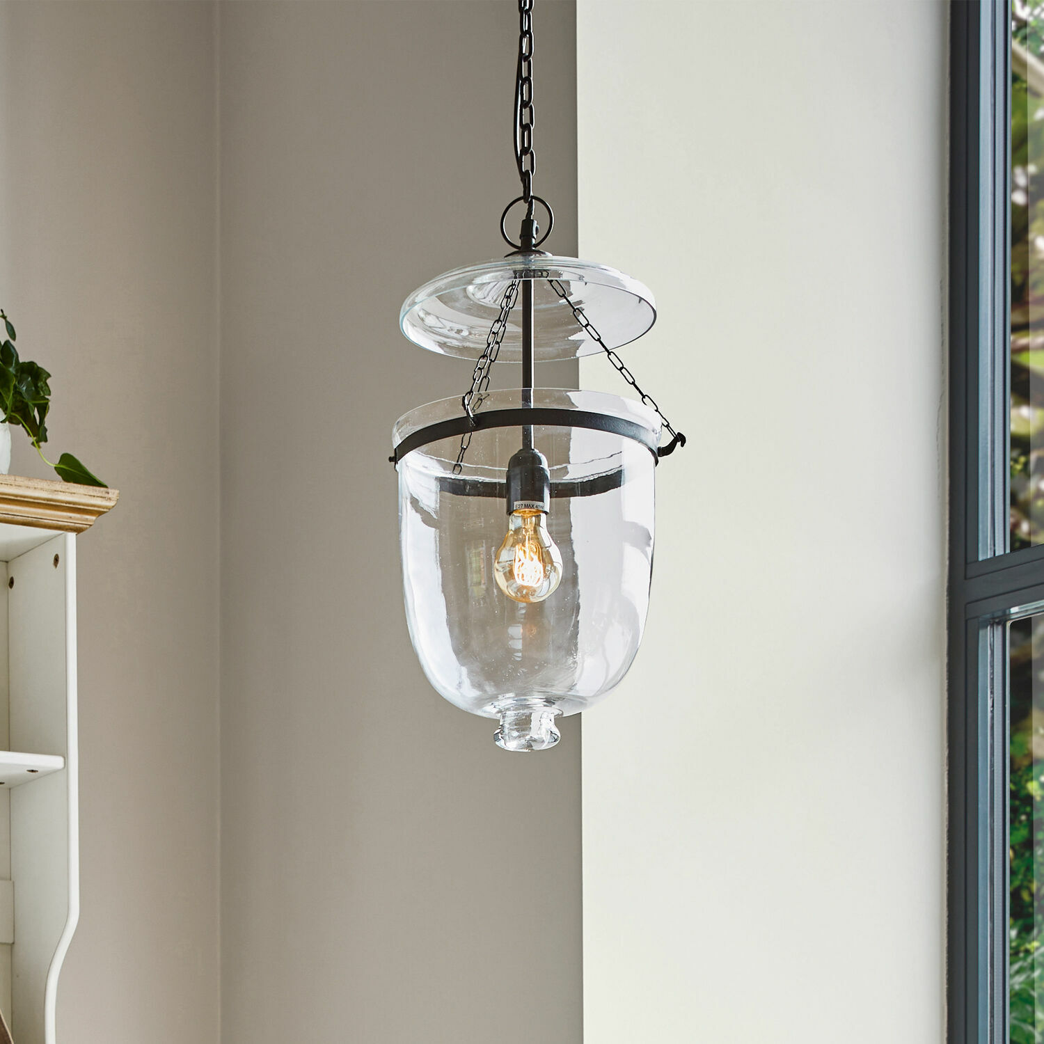 Závěsná lampa Lanta Skleněné závěsné svítidlo s černým kovovým řetězem pro moderní interiéry