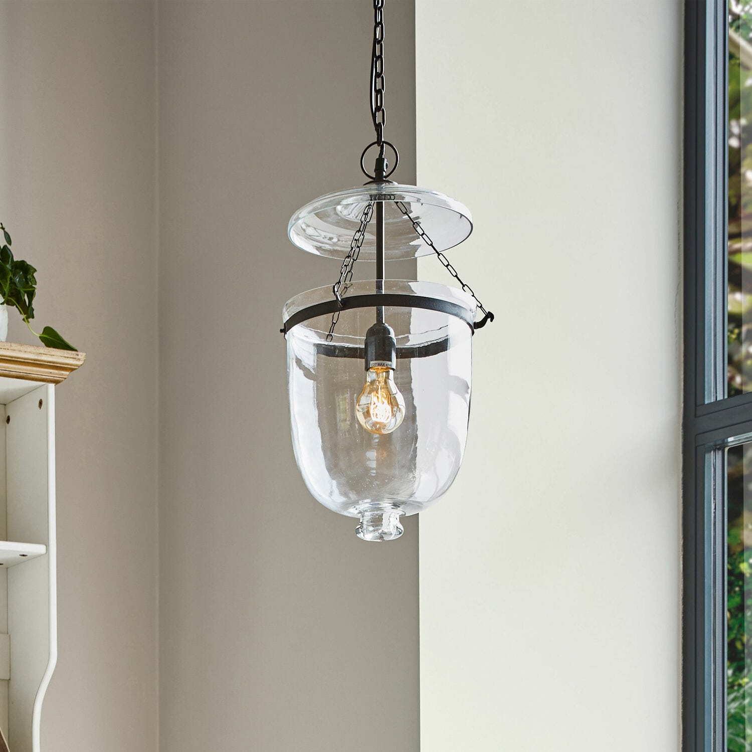 Závěsná lampa Lanta Skleněné závěsné svítidlo s černým kovovým řetězem pro moderní interiéry